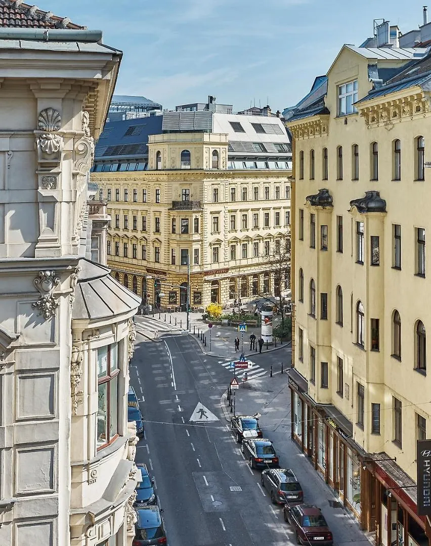 6 Rooms Vienna Apartment