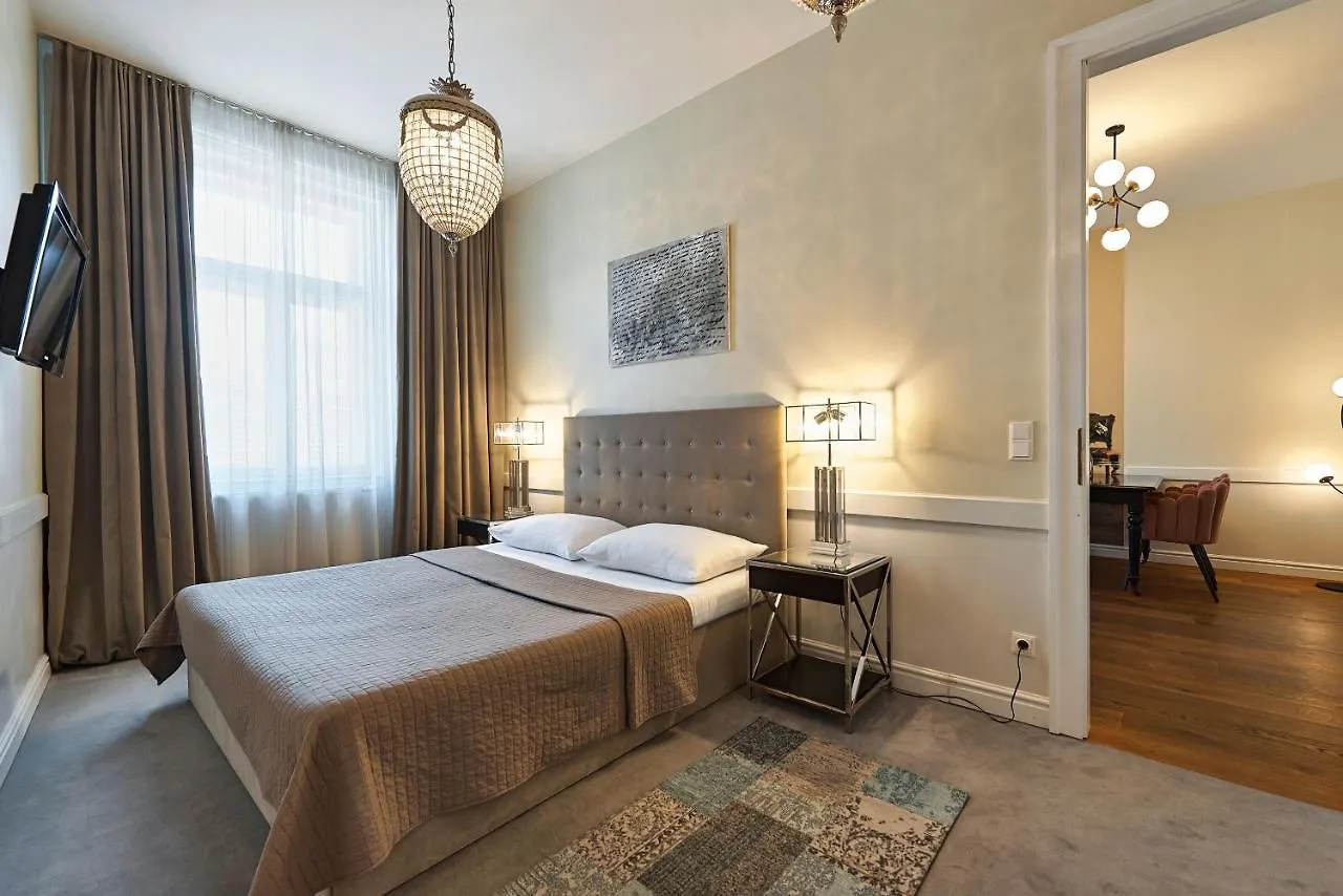 6 rooms Naschmarkt Wenen