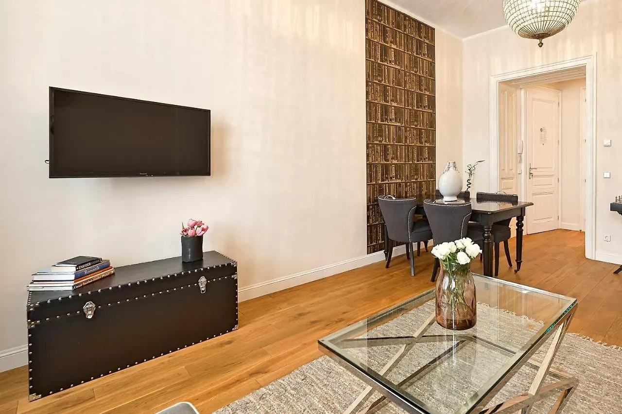 6 rooms Naschmarkt Wenen