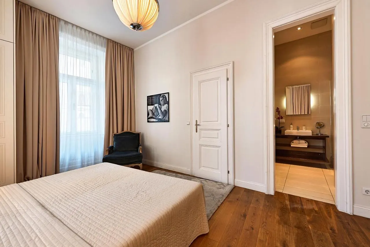 6 Rooms Vienna 0*,