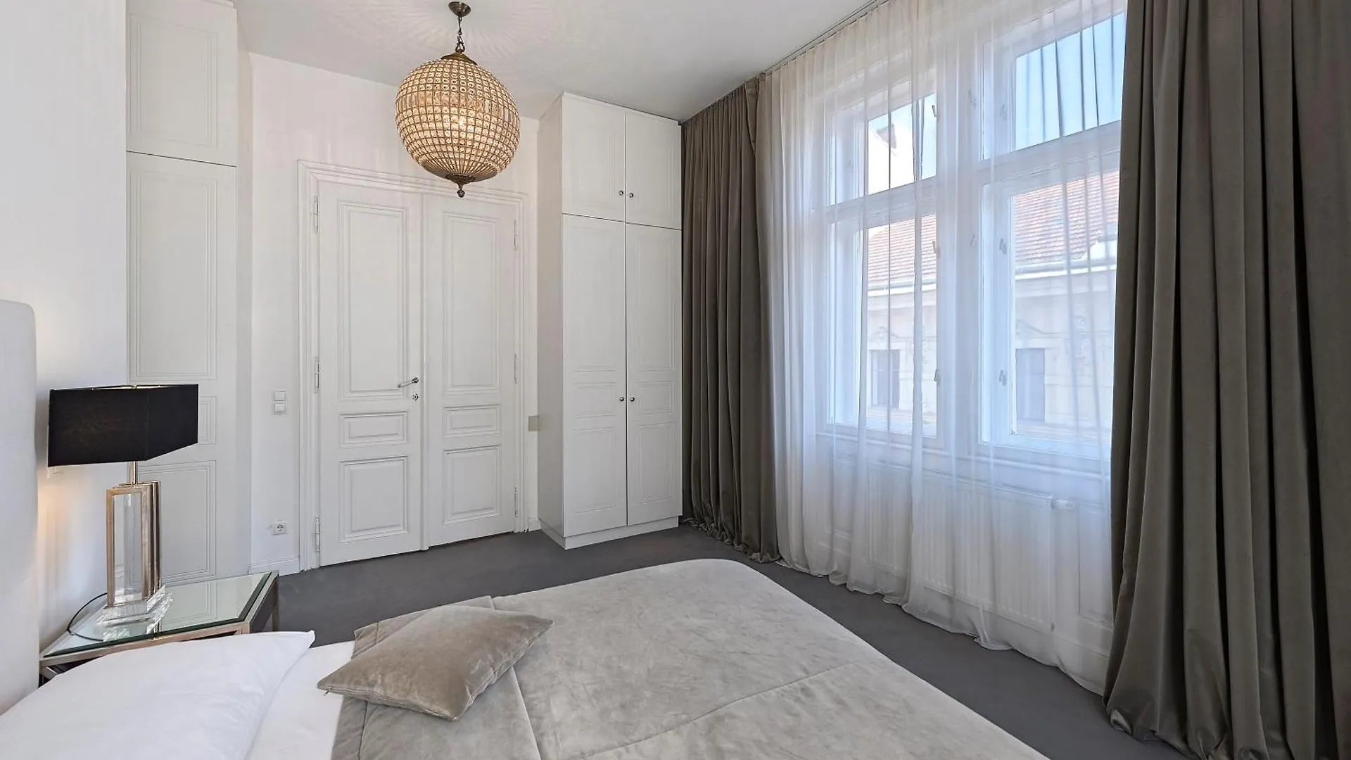6 Rooms Vienna 0*,
